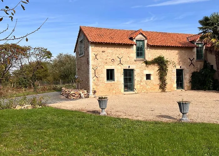 A 20 Min Des Cures Thermales De La Roche Posay - Casino Archigny